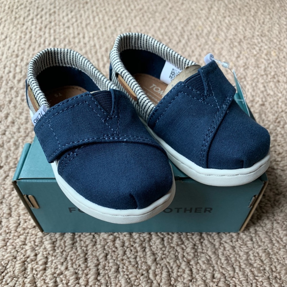 NWT TOMS toddler shoes size 5